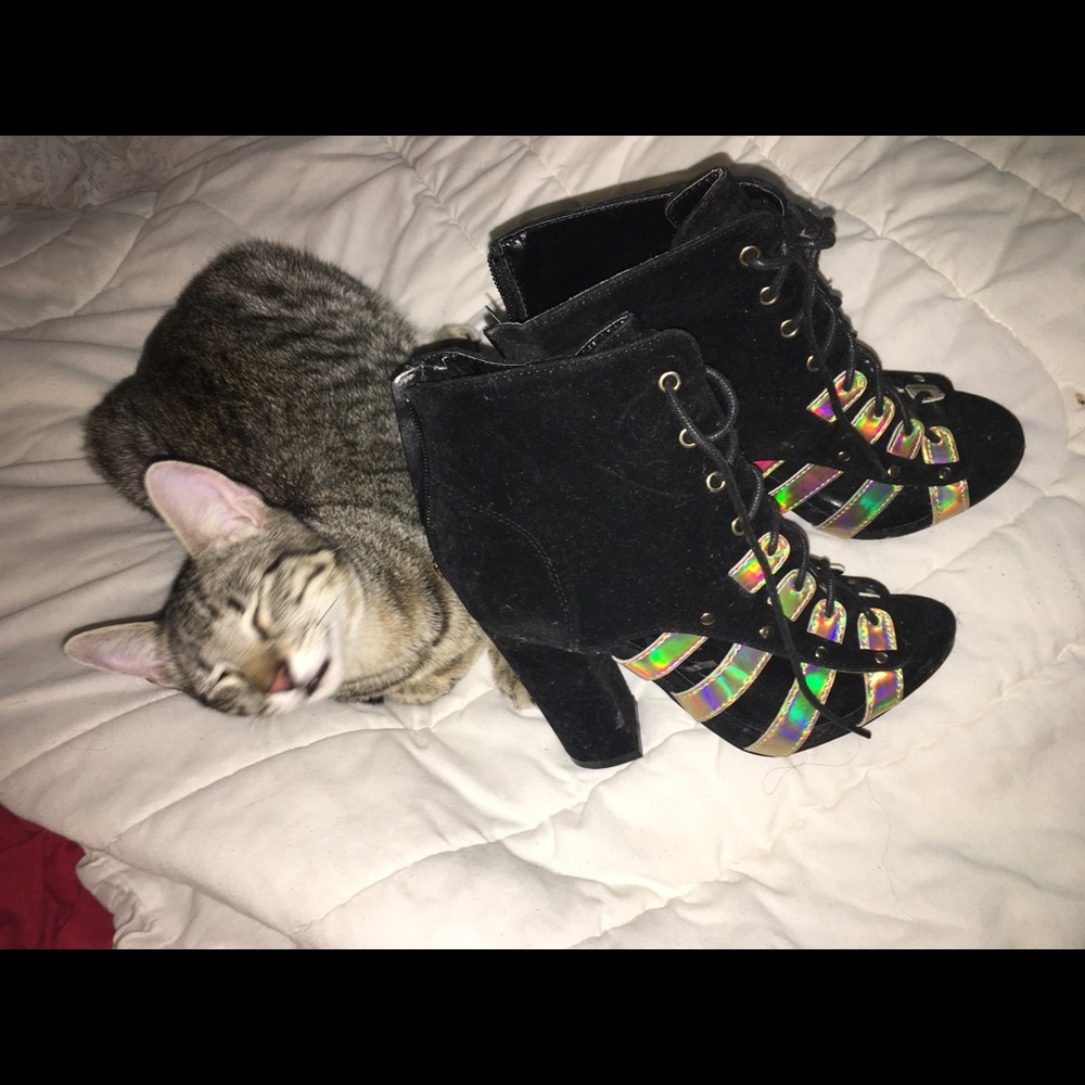 Heel shoes